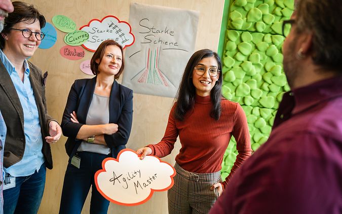 Menschen stehen im Kreis in einem Workshop