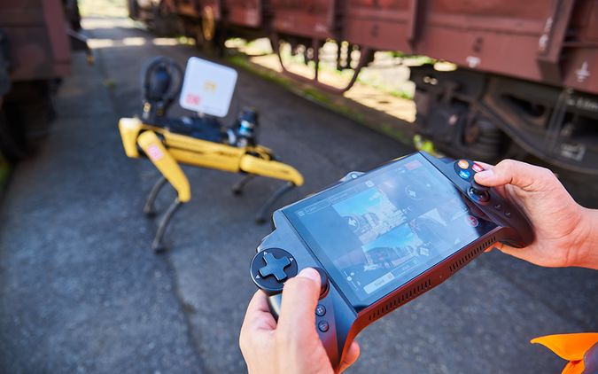 Der Laufroboter „Spot“ wird im Instandhaltungswerk in Mainz-Bischofsheim bei der DB Cargo getestet.