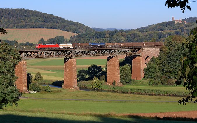 Baureihe 152 der DB Cargo mit einem Güterzug auf der Werrabrücke in Oberrieden