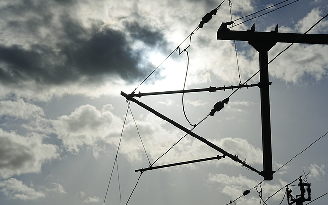 Nahaufnahme Mast vor Himmel mit Sonne