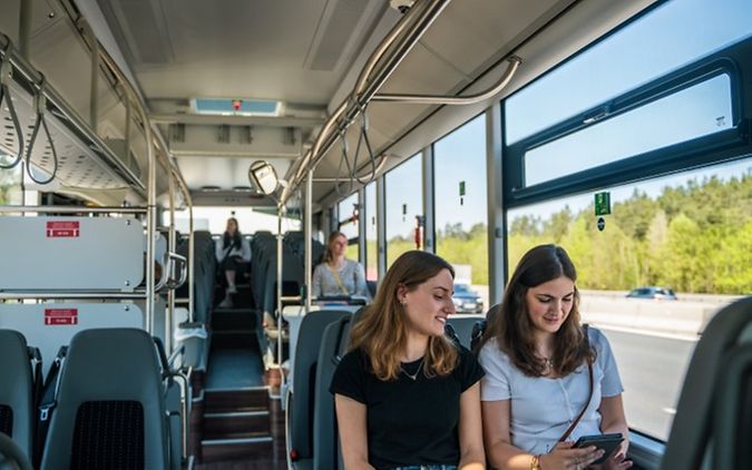 zwei Frauen im Bus