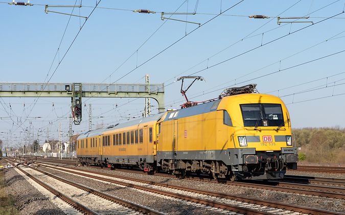 Gleismesszug der DB Netz Instandhaltung mit einer Lok der Baureihe 182 auf Tour