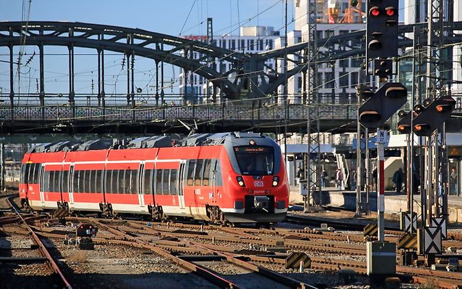 Zug bei Einfahrt in Bahnhof